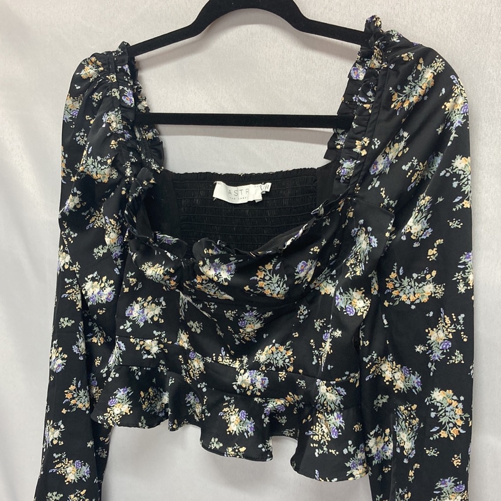 ASTR The Label Cropped Blouse Long Sleeve Black Floral Sweetheart Darted Medium - Picture 6 of 7